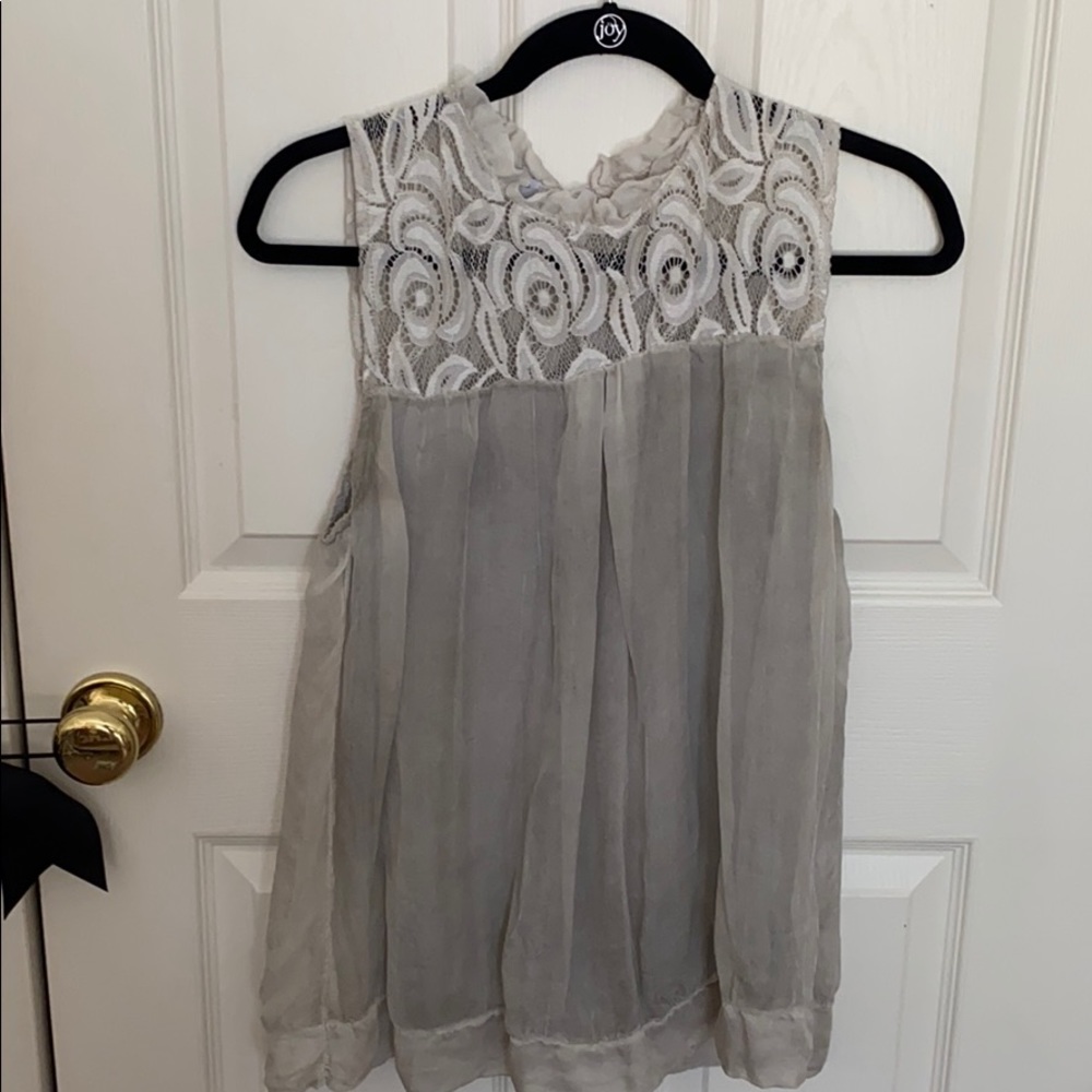 Sleevless top